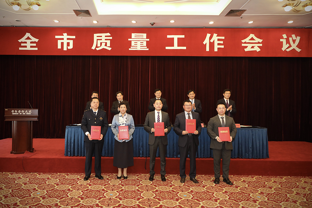 2海大生物集團(tuán)創(chuàng)始人、董事長單俊偉（右二）上臺領(lǐng)獎.jpg